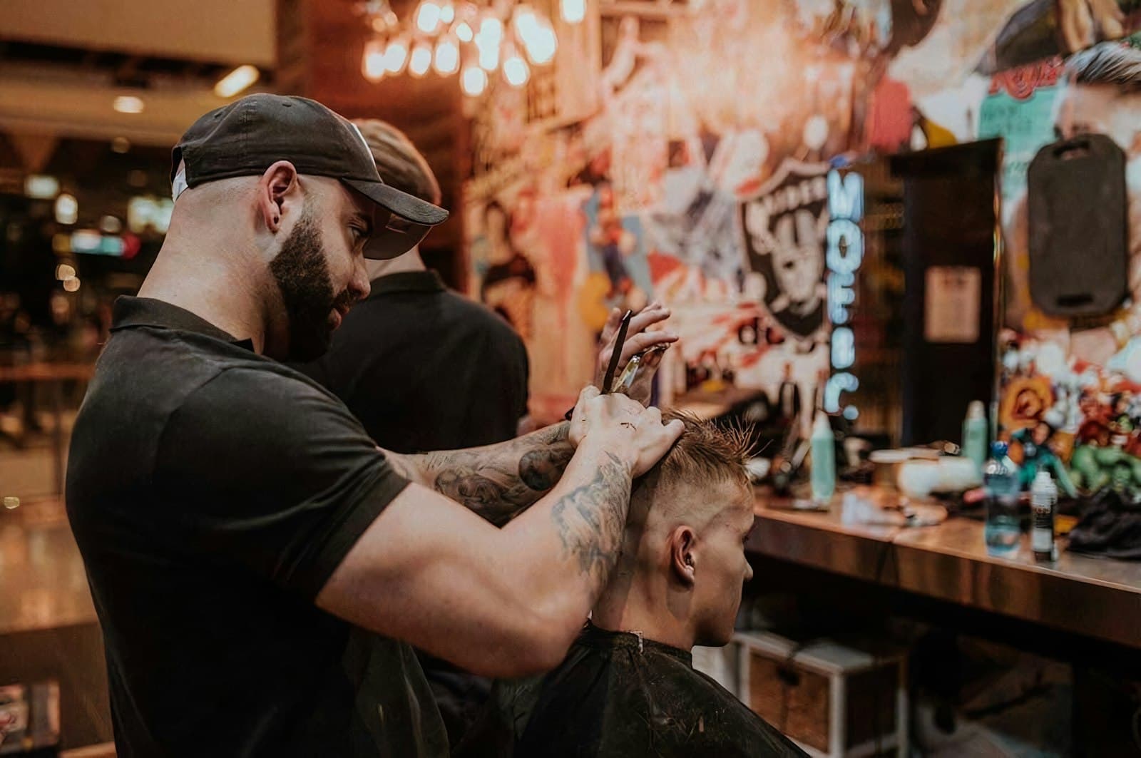 Barbier knipt het haar van een klant in een barbershop